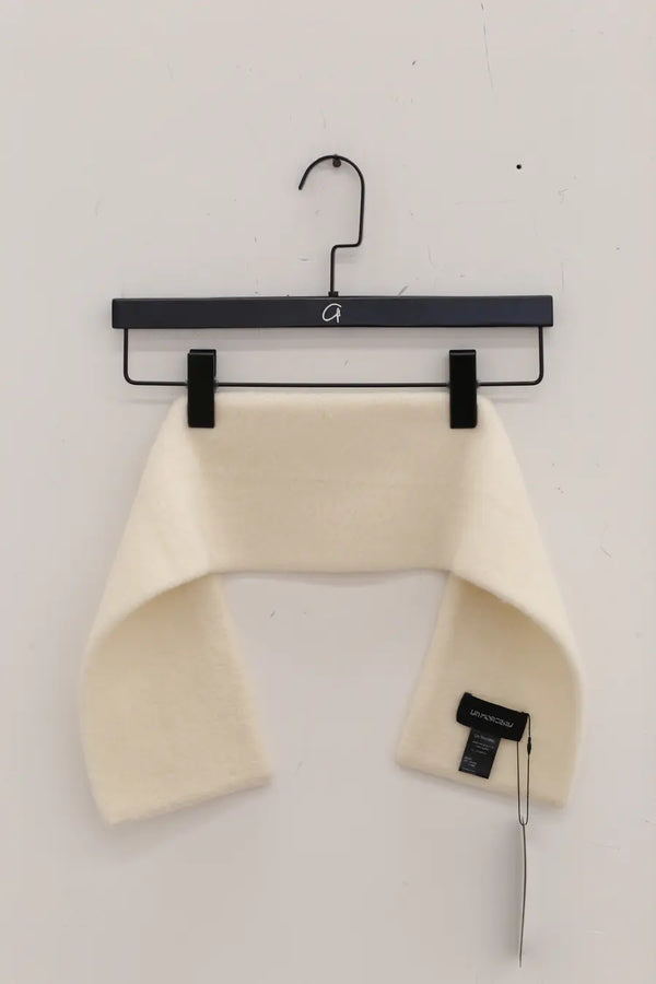 Un Morceau Wool Short Scarf UM222PS02 White PUM43
